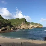 Pantai di Gunung Kidul yang Menawarkan Keindahan Alam dan Suasana Liburan yang Menyenangkan