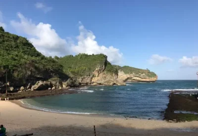 Pantai di Gunung Kidul yang Menawarkan Keindahan Alam dan Suasana Liburan yang Menyenangkan