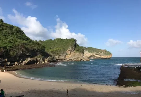 Pantai di Gunung Kidul yang Menawarkan Keindahan Alam dan Suasana Liburan yang Menyenangkan