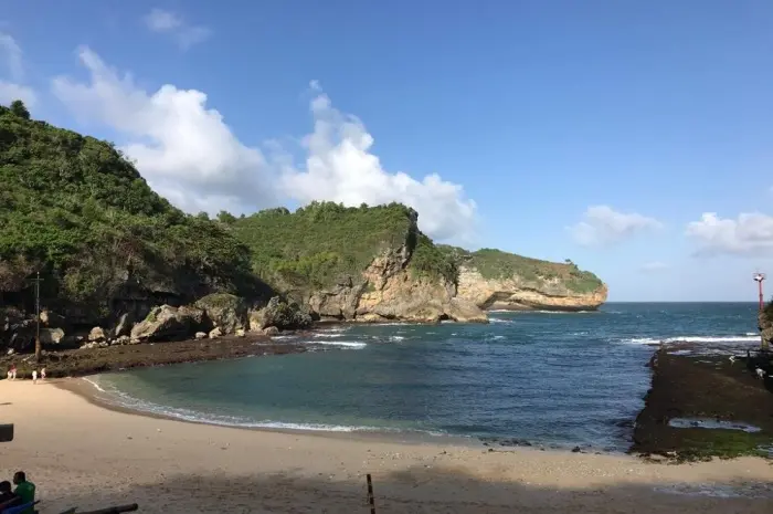 Pantai di Gunung Kidul yang Menawarkan Keindahan Alam dan Suasana Liburan yang Menyenangkan