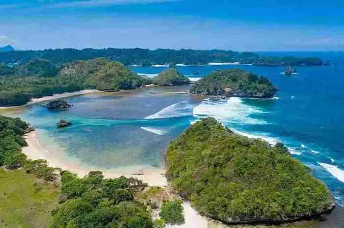 Pantai di Malang dengan Pesona Laut Biru dan Aktivitas Seru yang Cocok untuk Semua Kalangan