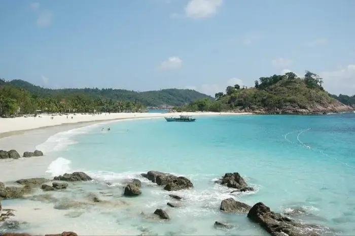 Pantai di Singkawang yang Menyajikan Keindahan Bahari dengan Pemandangan Laut yang Menawan