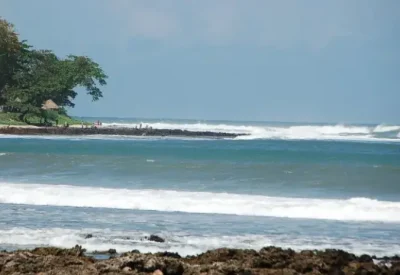 Pantai Rancabuaya, Pantai Indah di Garut dengan Pemandangan Alam Memukau